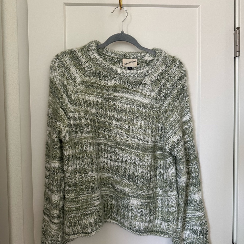 Green and White Crew Neck Sweater with Chunky Knit